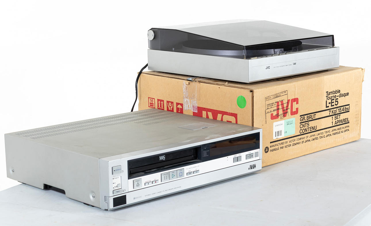 TURNTABLES & VIDEO PLAYERS, JVC.