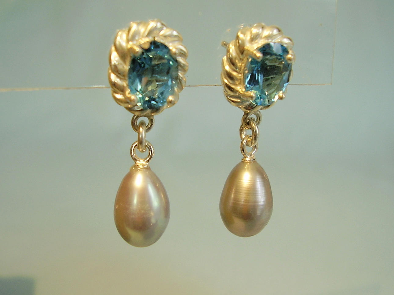 BLÅ TOPAS — PÄRLA ÖRONPINNAR.