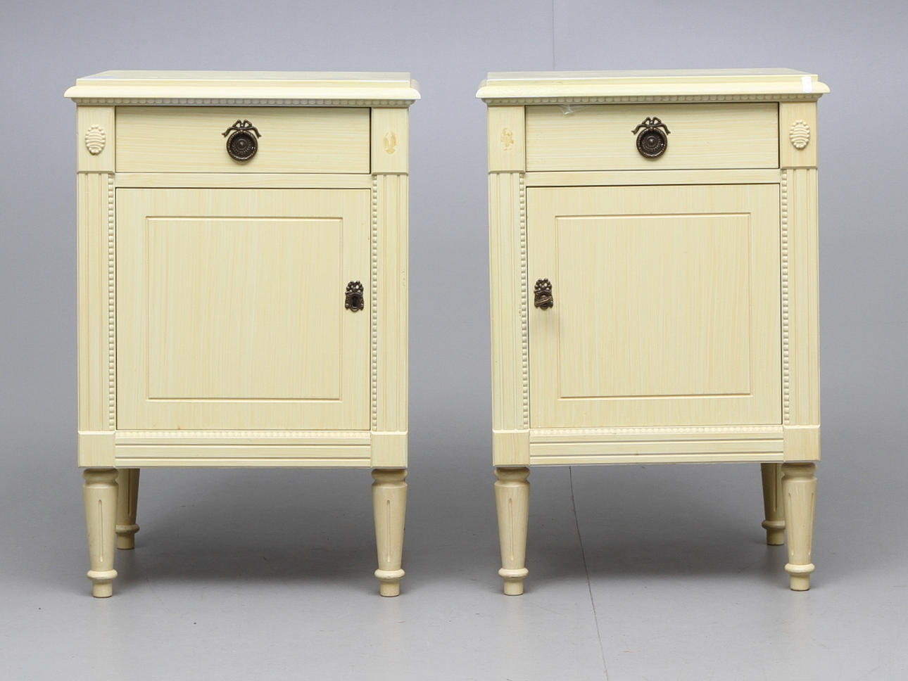 NATTBORD ett par.Gustaviansk stil. 1900-2000-tal.