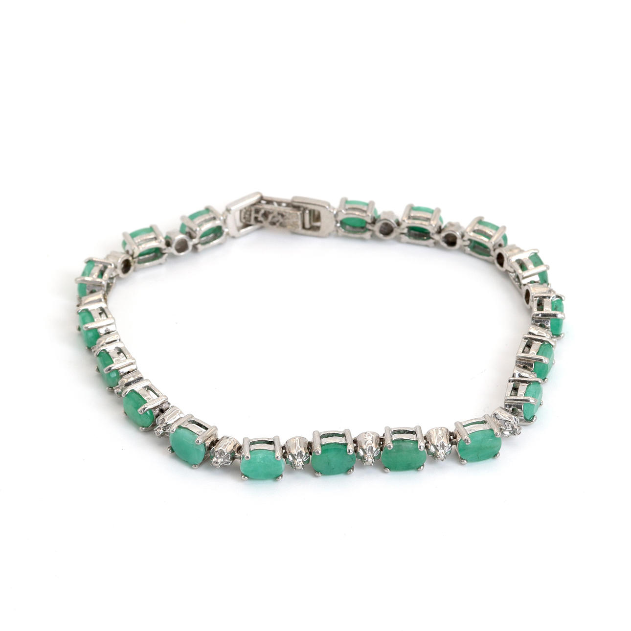 STERLINGHOPEA RANNEKORU SMARAGDEILLA.