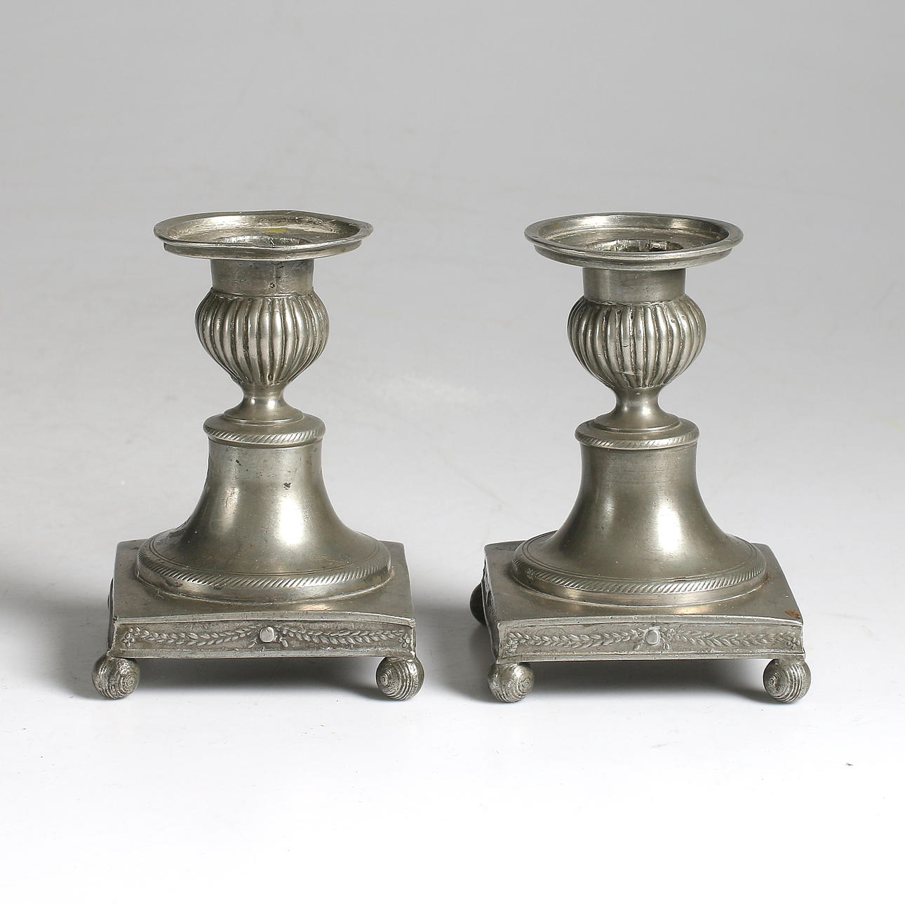 MATHIAS NORLING. Ljusstakar, ett par, tenn, empire, Jönköping, omkring 1800-talets mitt.