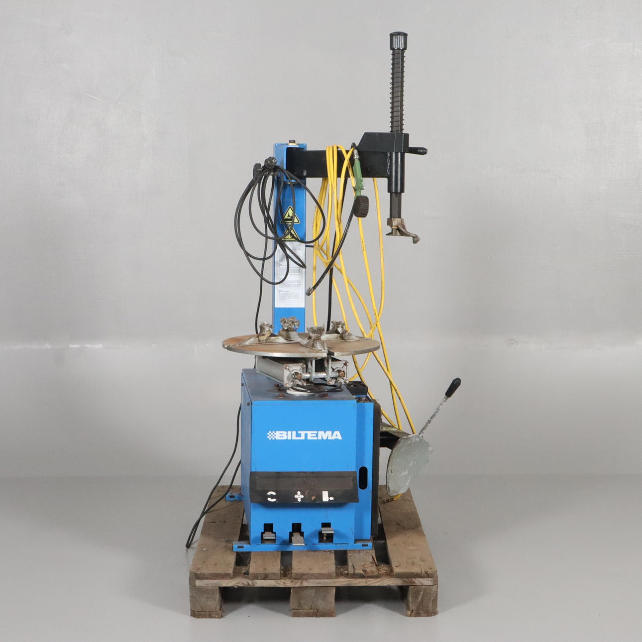 TIRE ASSEMBLY MACHINE WITH AUXILIARY ARM Biltema.