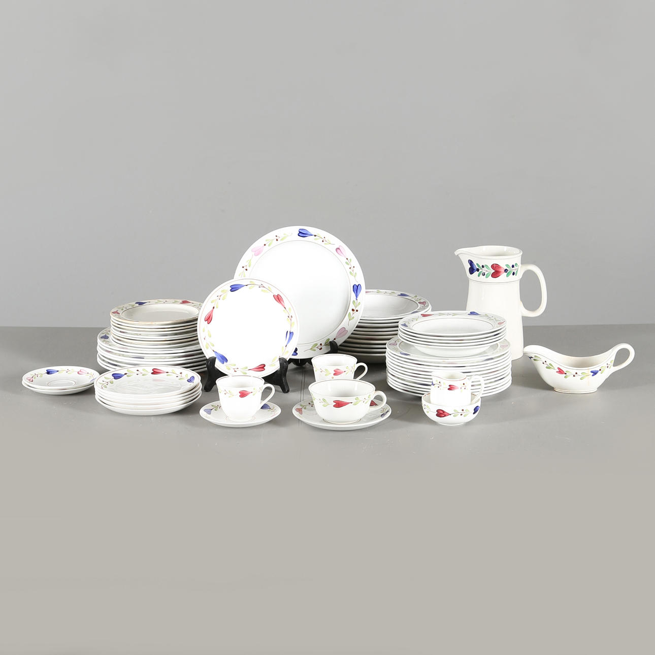 SERVISDELAR 60 st i flintgods och benporslin. "Ranka" Gustavsberg.