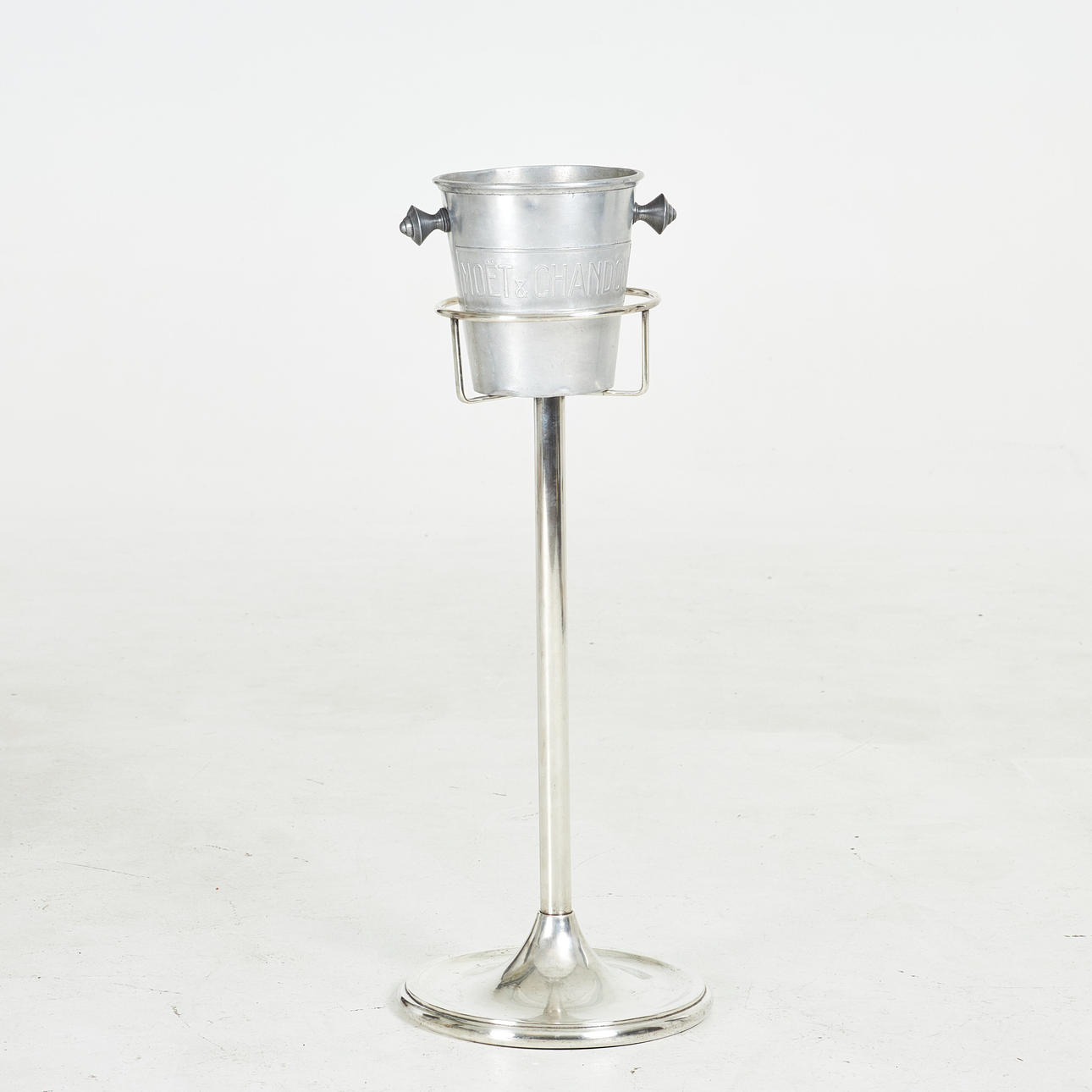 CHAMPAGNERKÜHLER MIT STÄNDER, 2 DLR, Champagnerkühler der Marke MOËT & CHANDON, ca. 1920er Jahre, Art Deco, Frankreich.