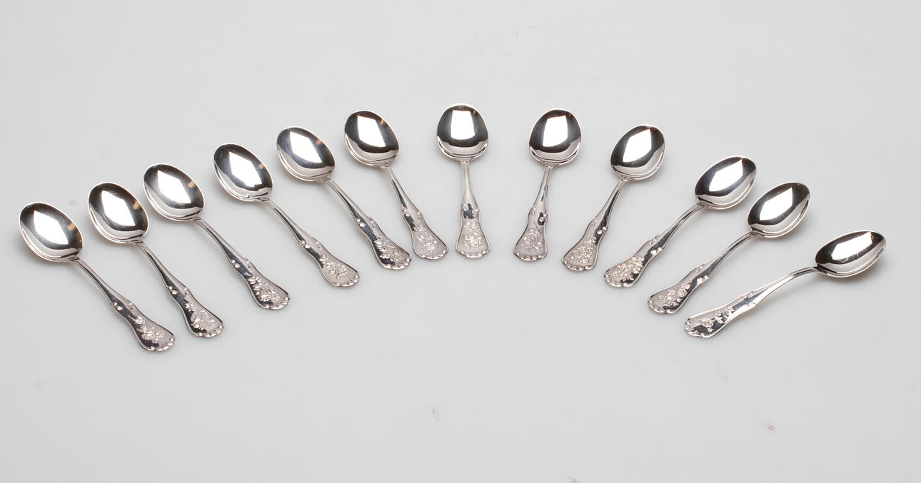 KAFFESKEDAR, 12 st. Silver. "Klassiska Rosor", MEMA, efter Pierre Joseph Redouté, Fyrklövern. Vikt ca 153 g.