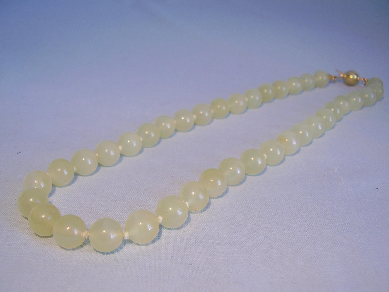 Jade halsband kan grönt 280 ct.