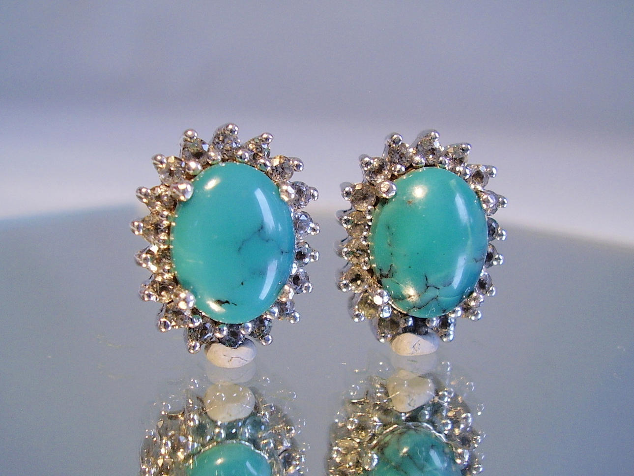 TURKOS ÖRHÄNGEN med zirkoniumoxid entourage.