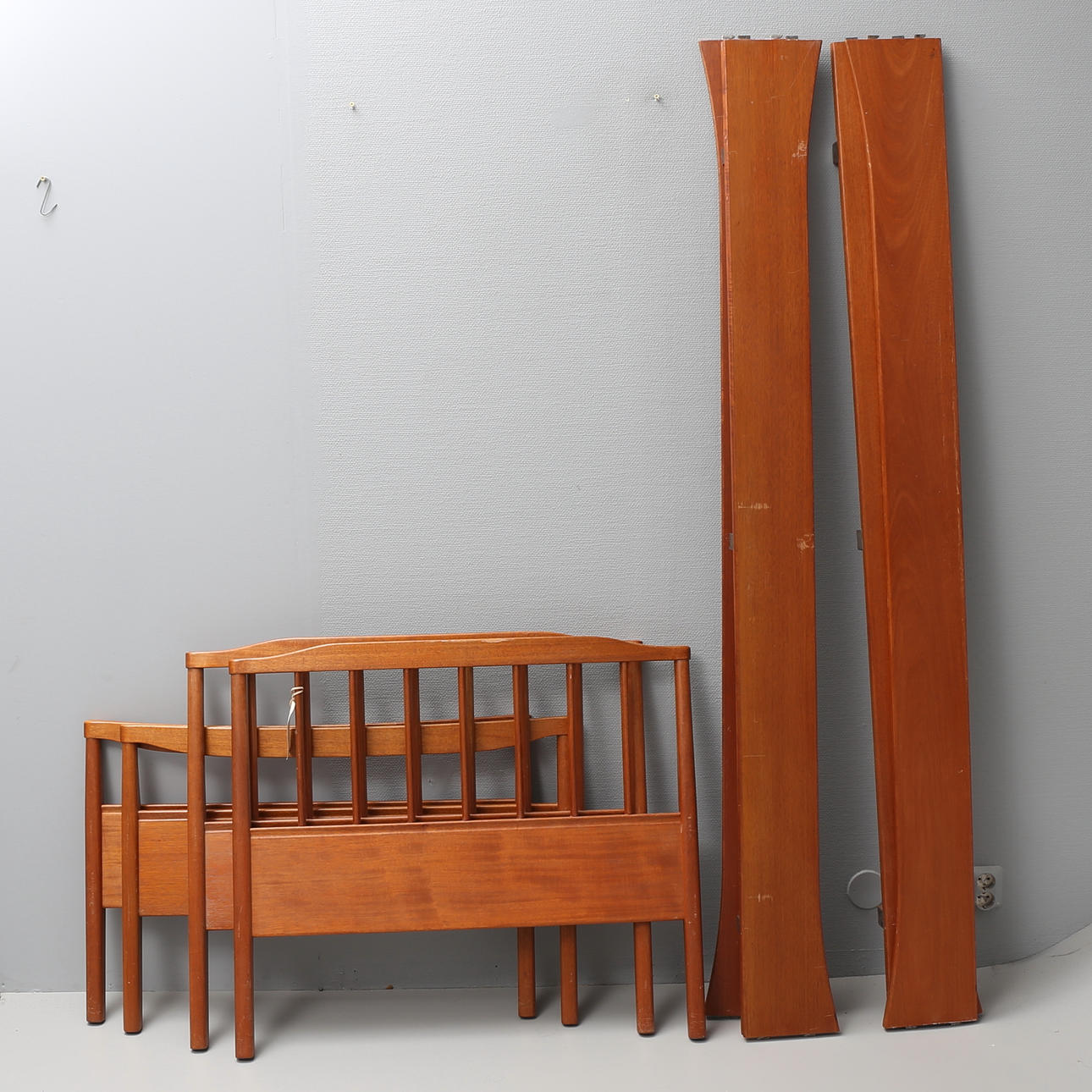 SÄNGRAMAR, ett par, Carl Malmsten.