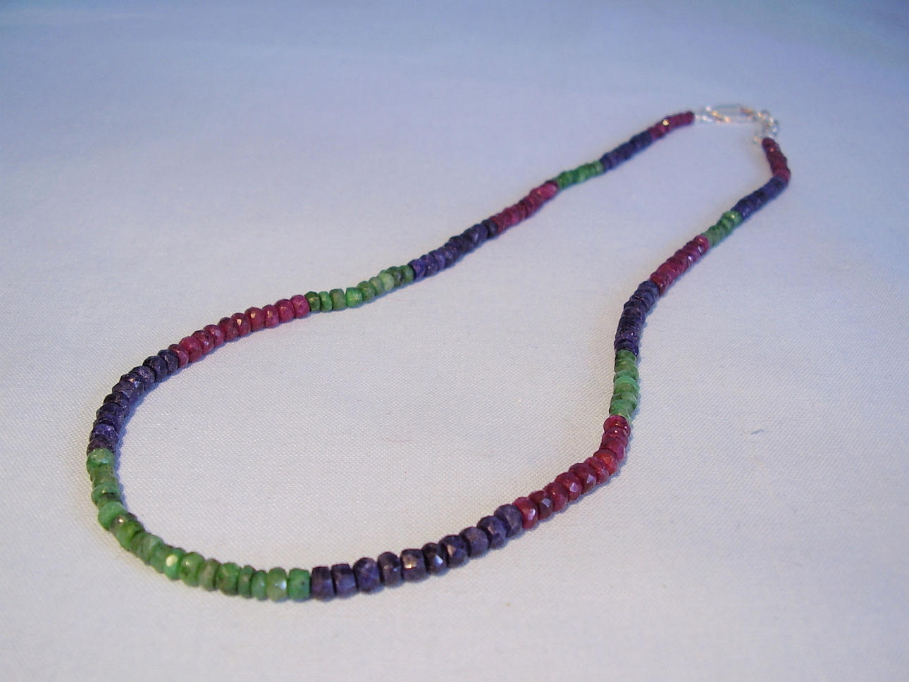 EMERALD - SAFIR - RUBY ÄDELSTEN HALSBAND 90ct.