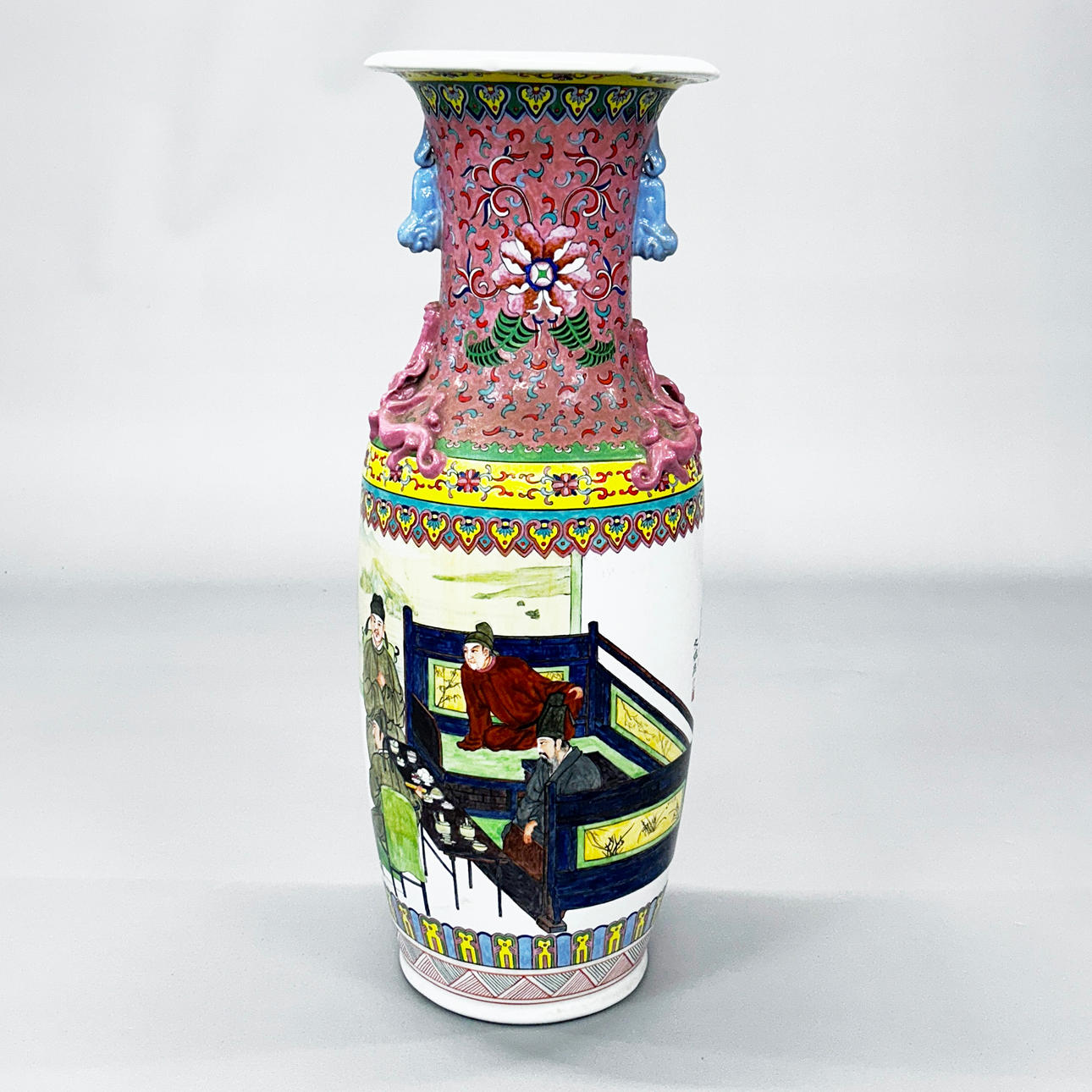 MID 20THC PORCELAIN VASE.