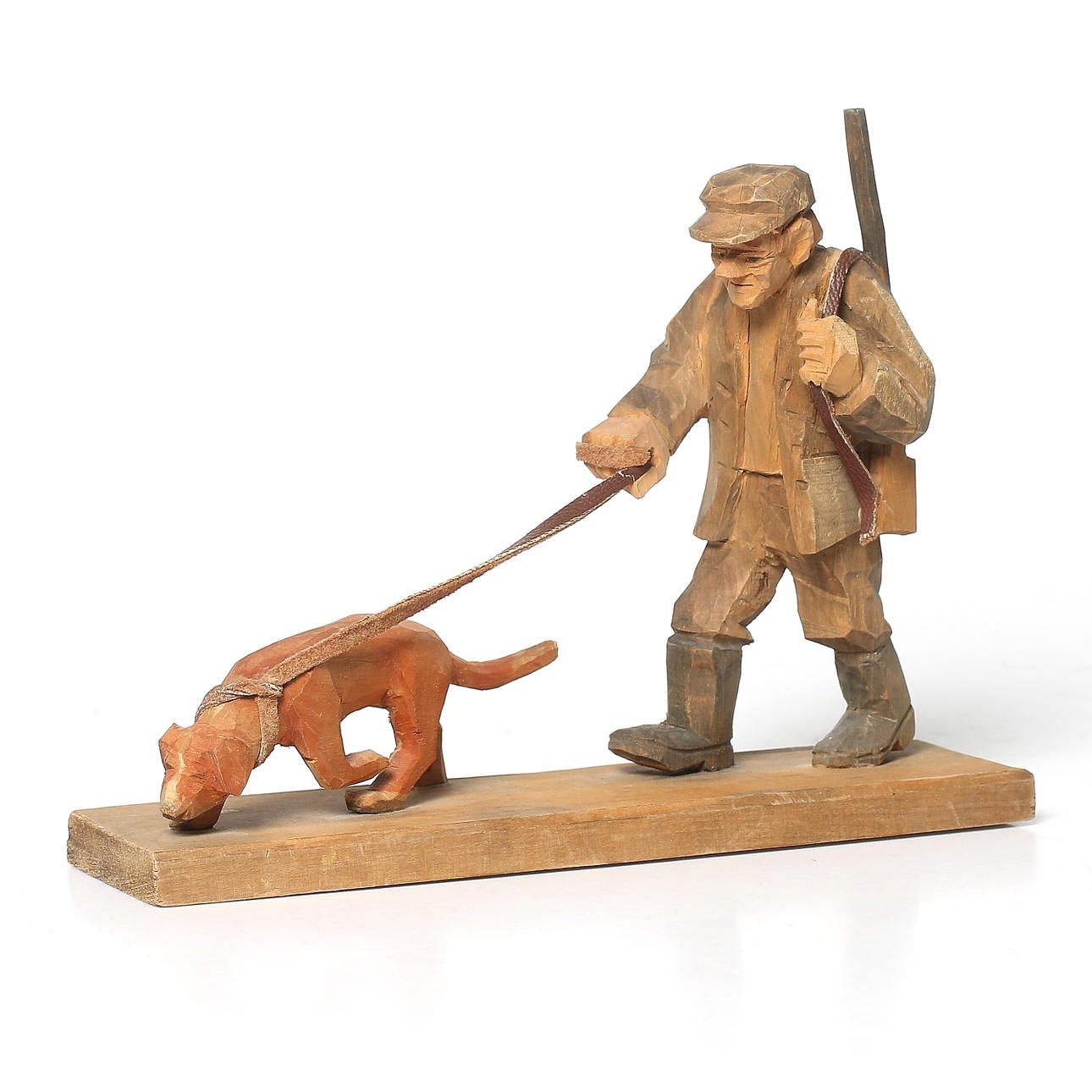 FIGUR, trä, jägare med hund, snidat trä, signerad "S.H.", daterad 1967.