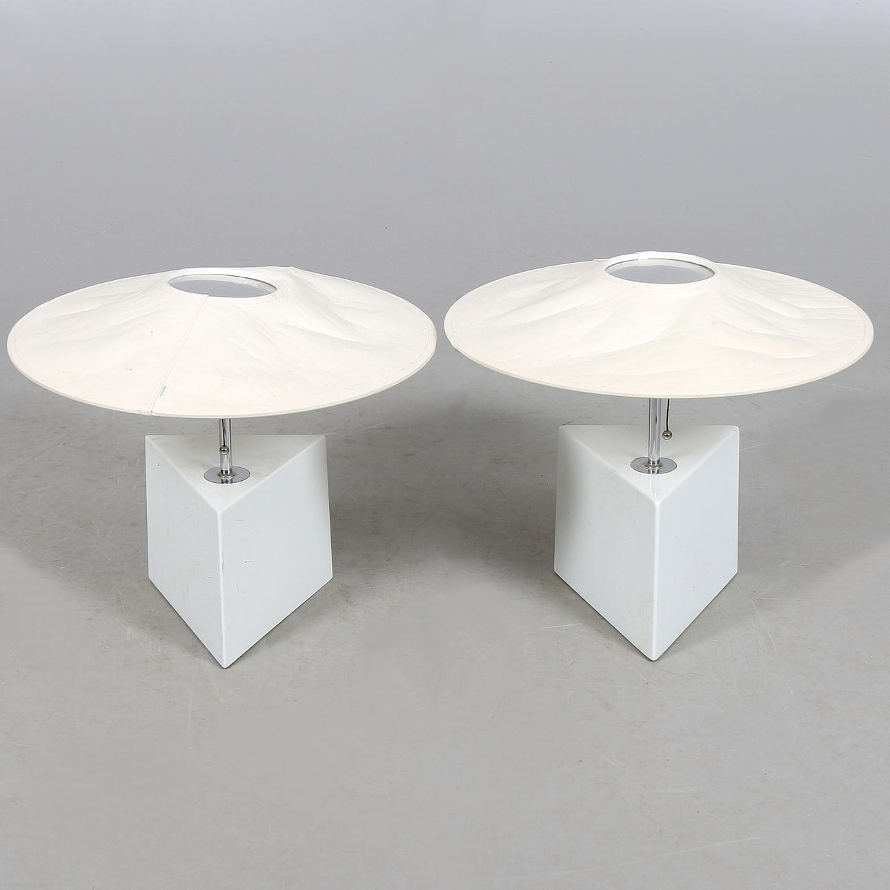 BORDSLAMPOR, ett par, "Triggy", design Lars Bessfelt / Christian von Sydov, Atelje lyktan AB, 1980-tal.