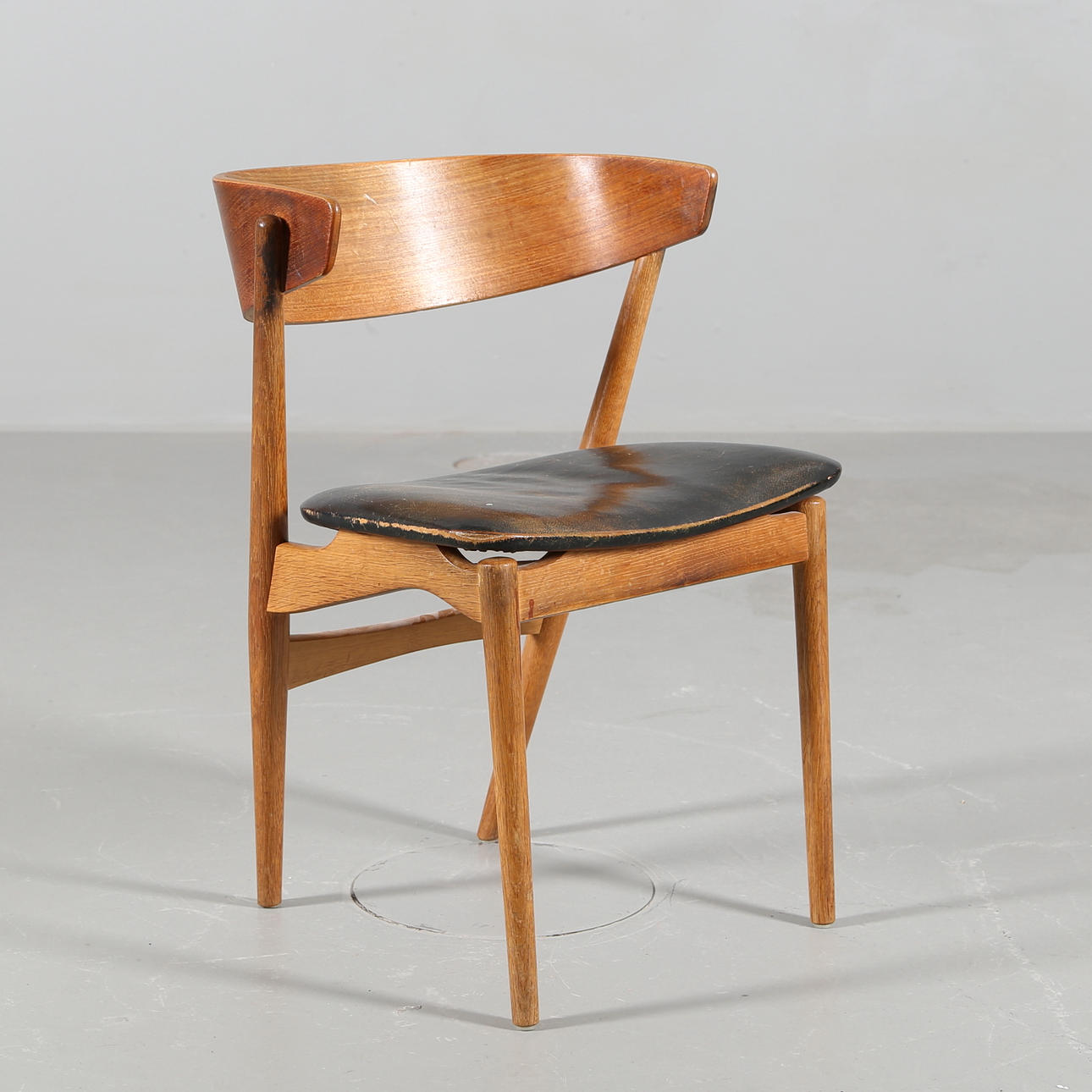 KARMSTOL i teak och ek 1950/60-tal, omärkt.