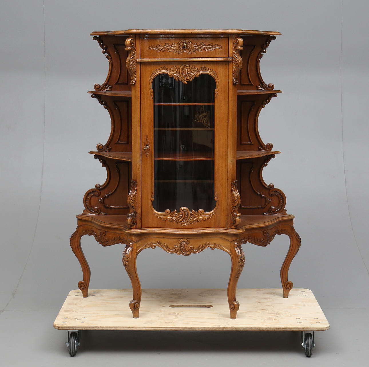 VITRINSKÅP, rokokostil, 1900-talets första hälft.