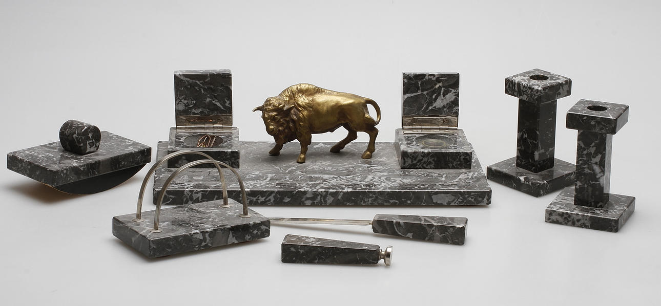 SKRIVBORDSUPPSATS, 7 delar, sten, 1900-talets första hälft.