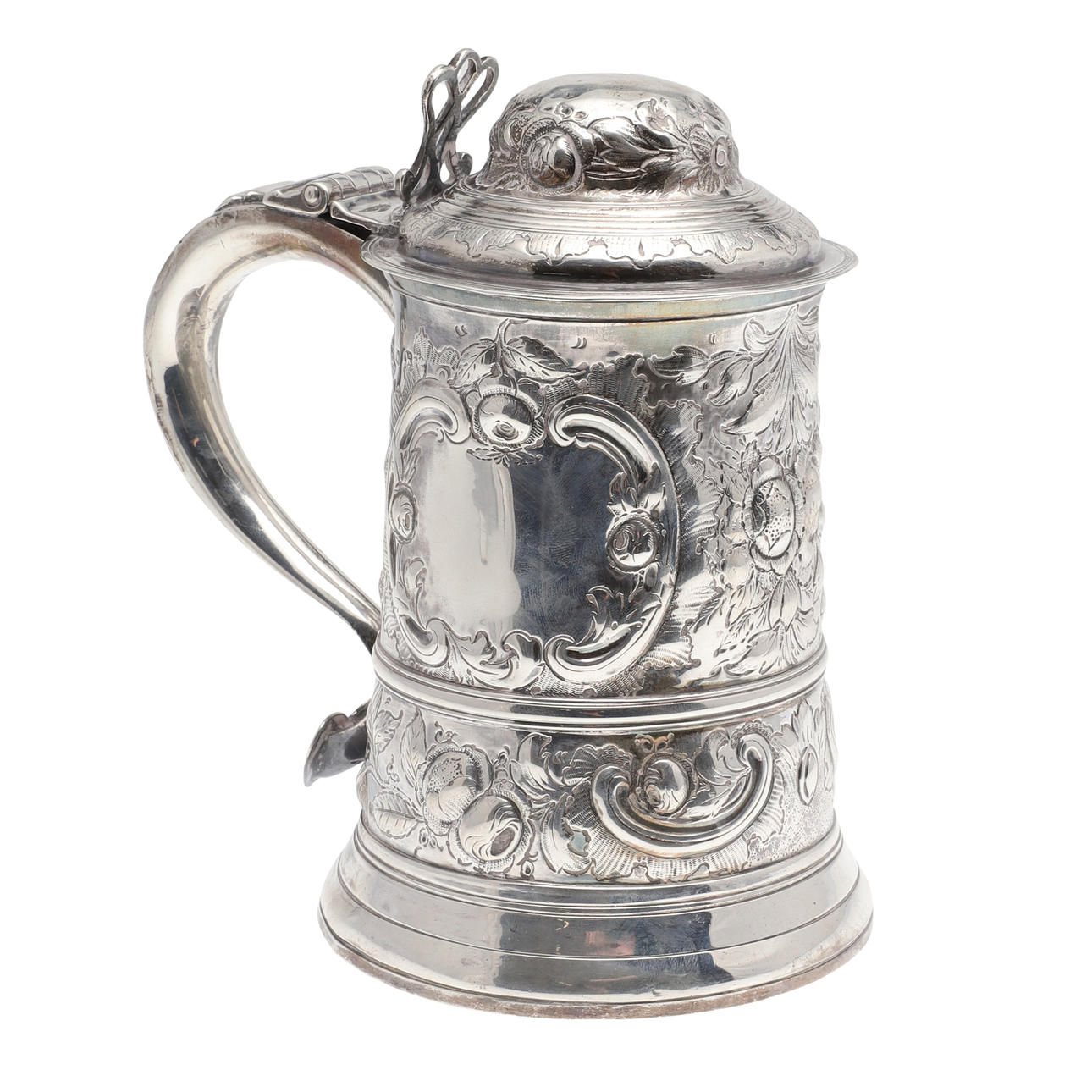 A GEORGE III SILVER LIDDED TANKARD.