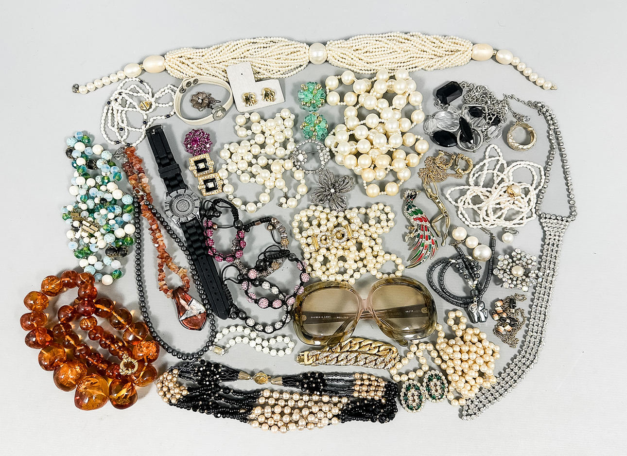 BIJOUTERIER, lot, 1850 grams.