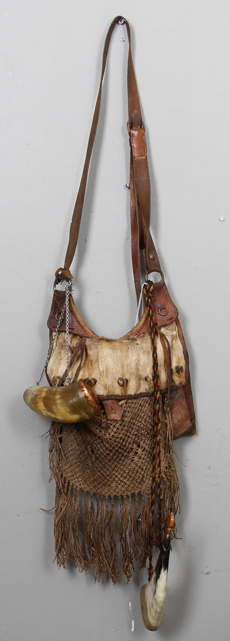 JAKTVÄSKA MED KRUTHORN, 1800-tal.