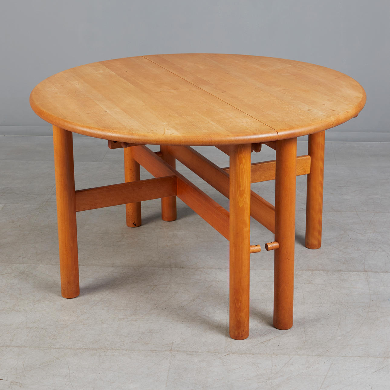 IN THE MANNER OF ERWIN BERGHAMMER. Extendable table/dining table with 2 ...