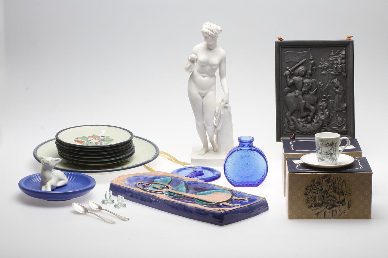 RELIEFER, FRUKTSERVIS, FIGURIN med mera. Glas, gjutjärn, porslin, 1900-tal.