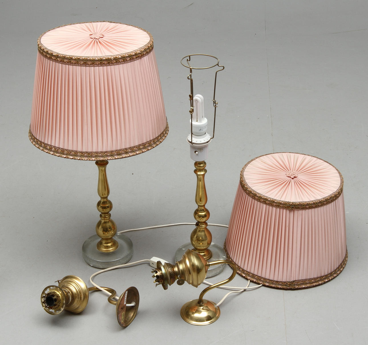 BORDSLAMPOR, 1 par samt VÄGGLAMPETTER 1 par 1900/2000-tal.