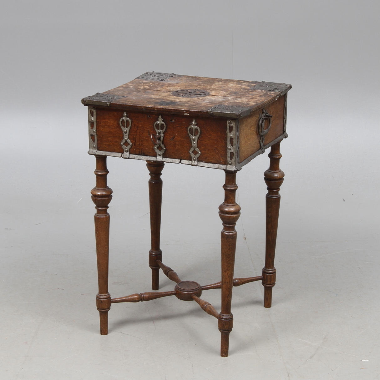 KISTA, på senare benställning, barock 1700-tal.