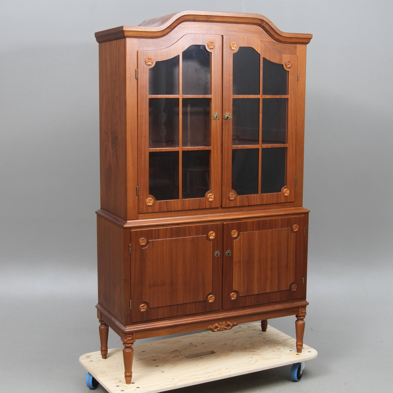 MATSALSSKÅP, med vitrinöverdel, 1900-talets andra hälft.