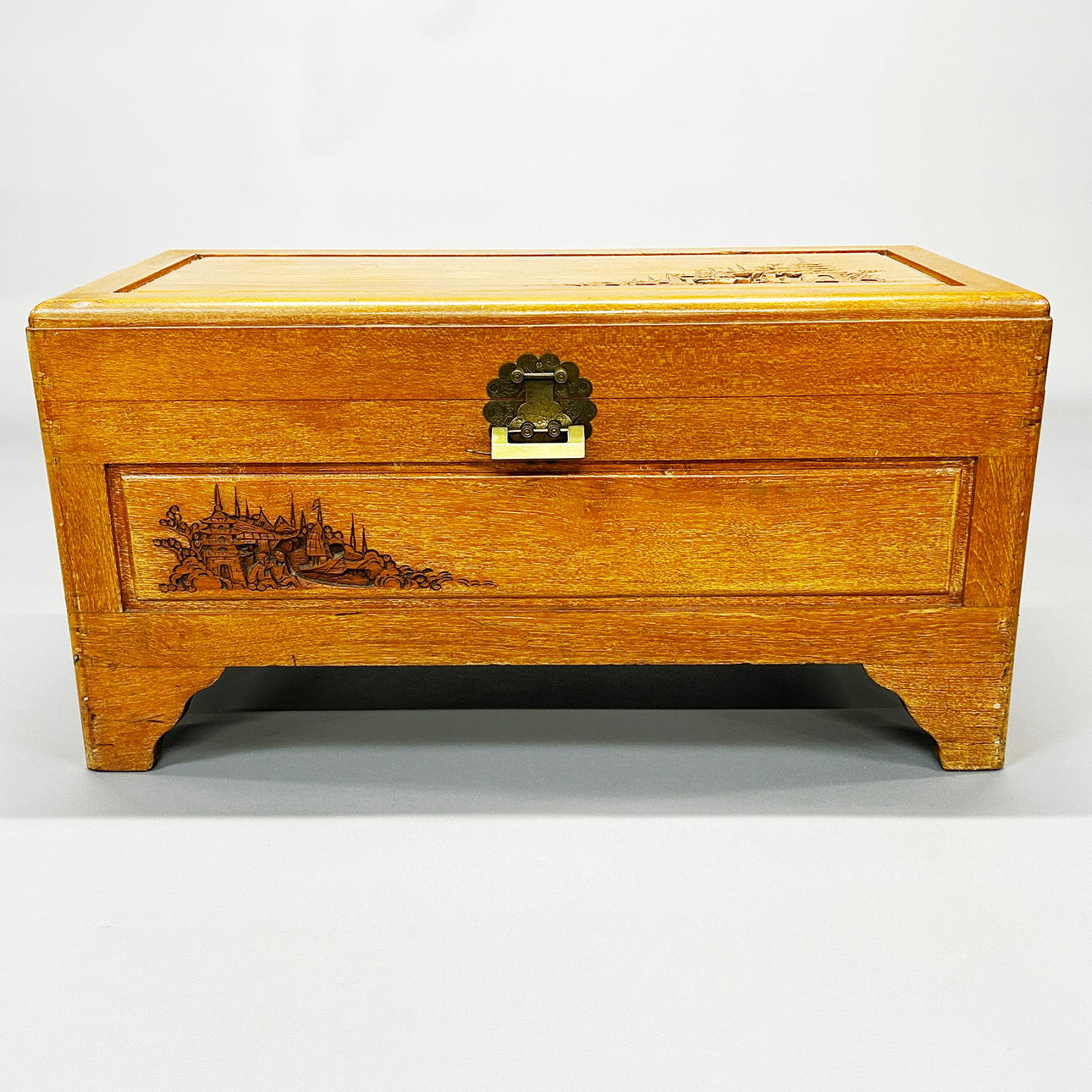 CAMPHORWOOD LINED TRUNK.
