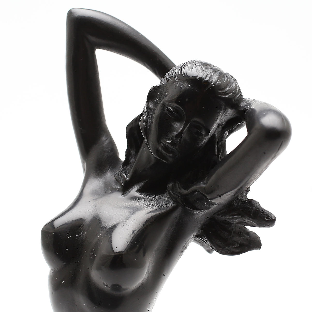 SKULPTUR, i form av naken Kvinna, krossad marmor, samtida.