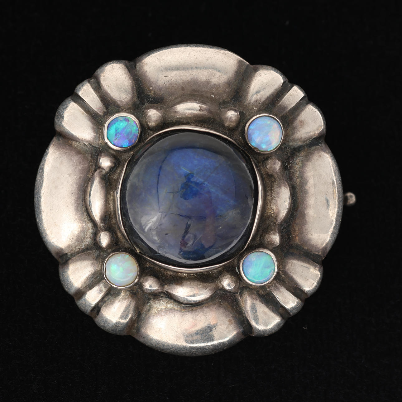 GEORG JENSEN. Broche af sølv isat labradorites og opaler 1915-1937. Danmark.