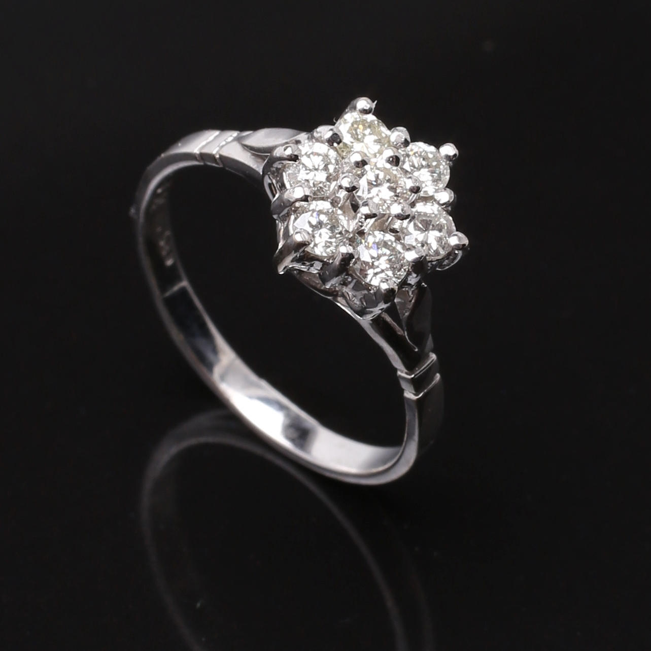 RING i 14K vitguld med 7 st diamanter 0,60 carat.