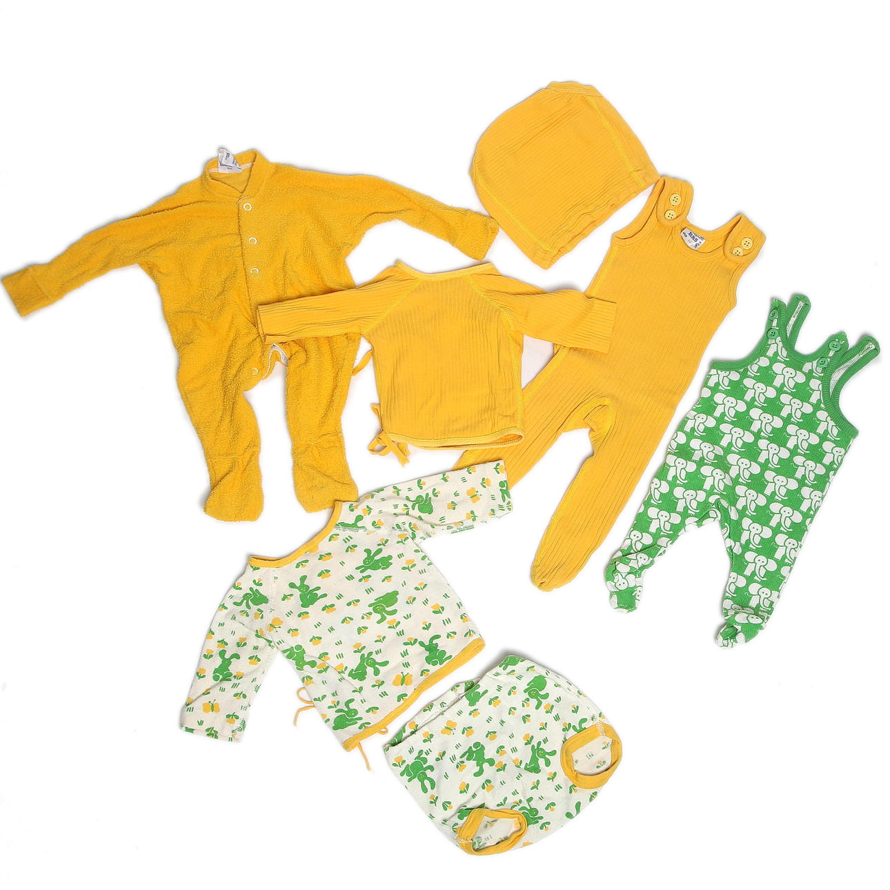 BABYKLÄDER, 7 delar, bl.a. Babynett, 1970-tal. Strl. 50/60.