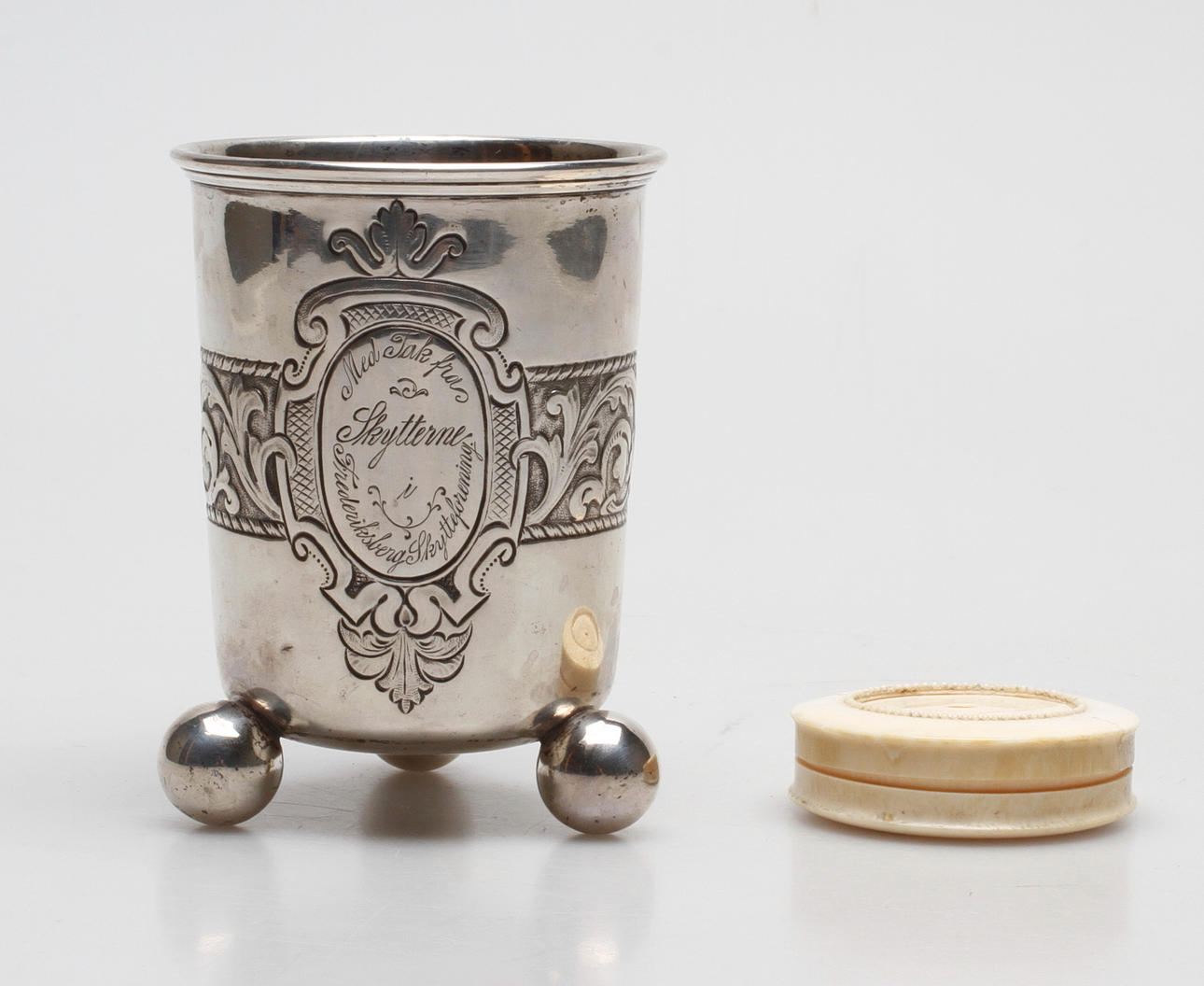 POKAL samt DOSA, silver och ben, från Fredriksborgs slott, 1800-talets slut.