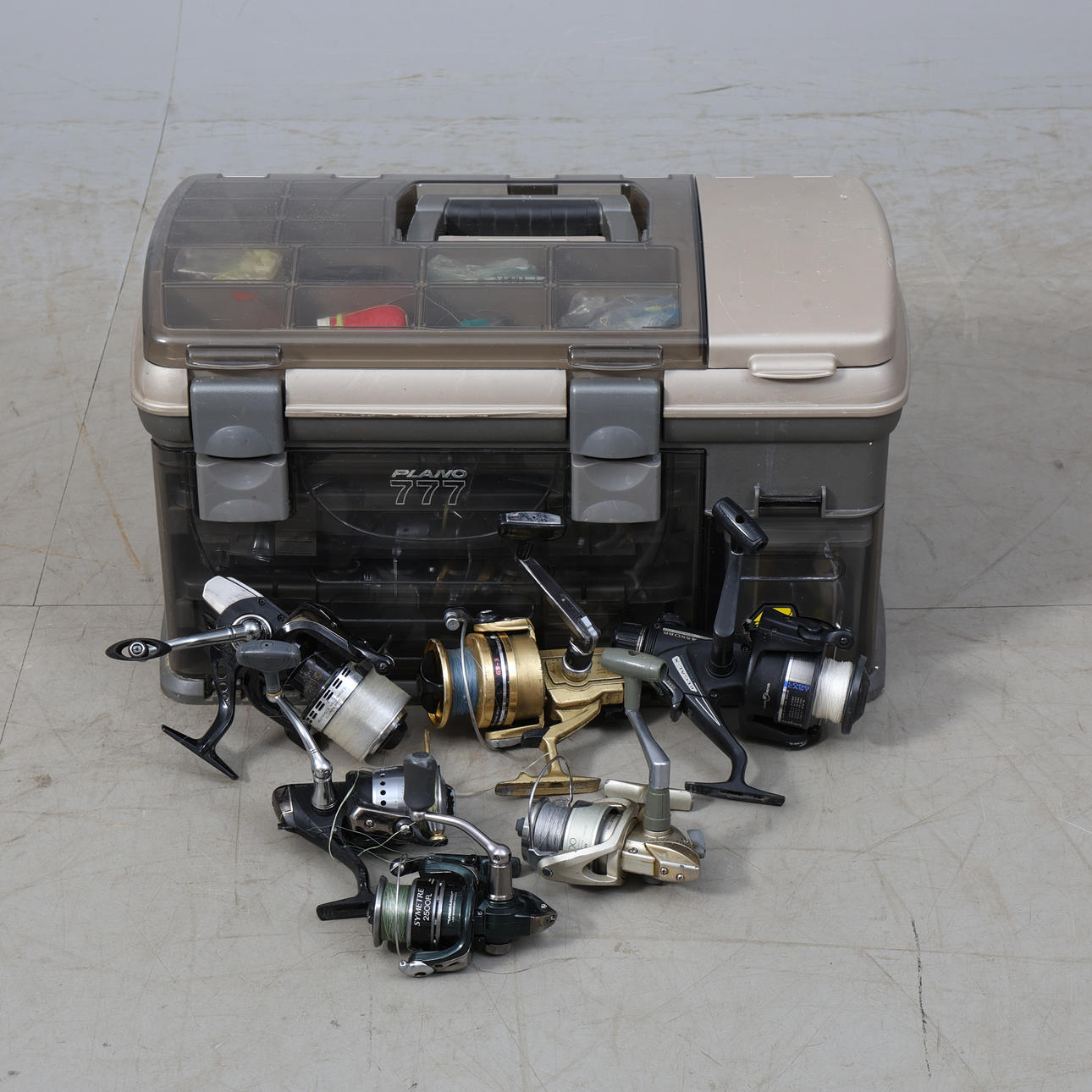 FISKEBOKS og 6 fiskeruller.