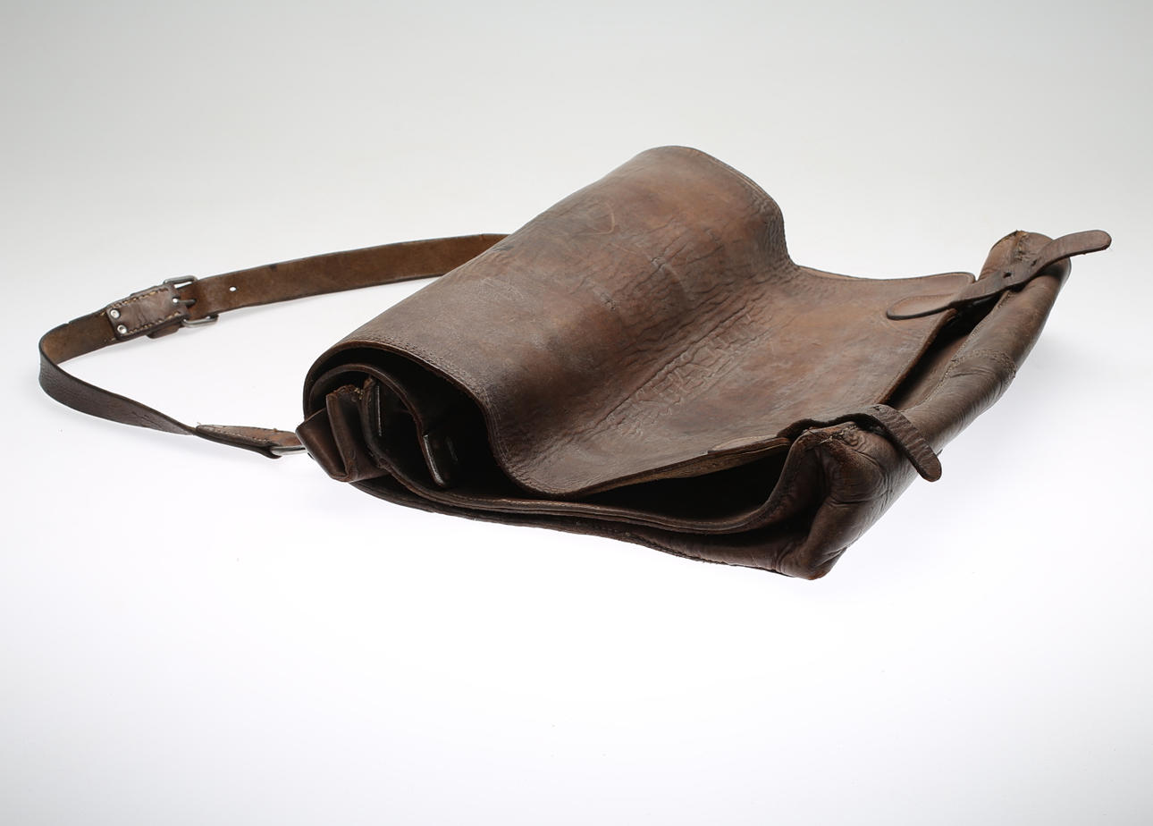 POSTILJONSVÄSKA för Gusums Bruk, läder, 1900-talets första del.