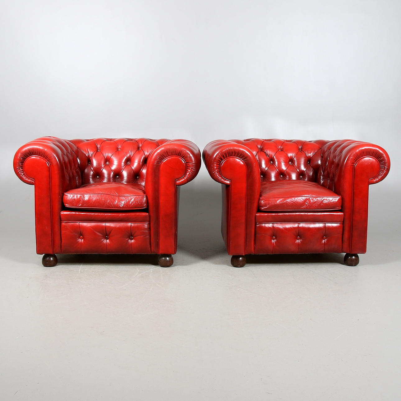FÅTÖLJER, ett par, Chesterfieldmodell, England. 1900-tal.
