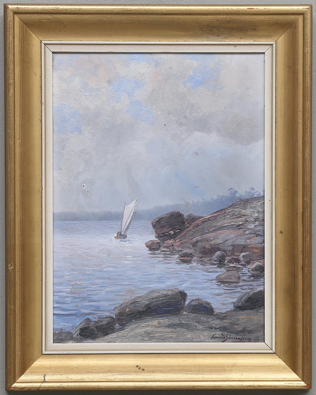 KONRAD SIMONSSON. Havsutsikt med segelbåt. Olja på pannå. Signerad.