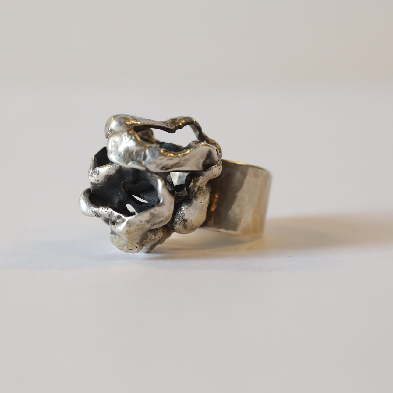 A silver organic shape ring, 1973. Total weight 27,76 grams.