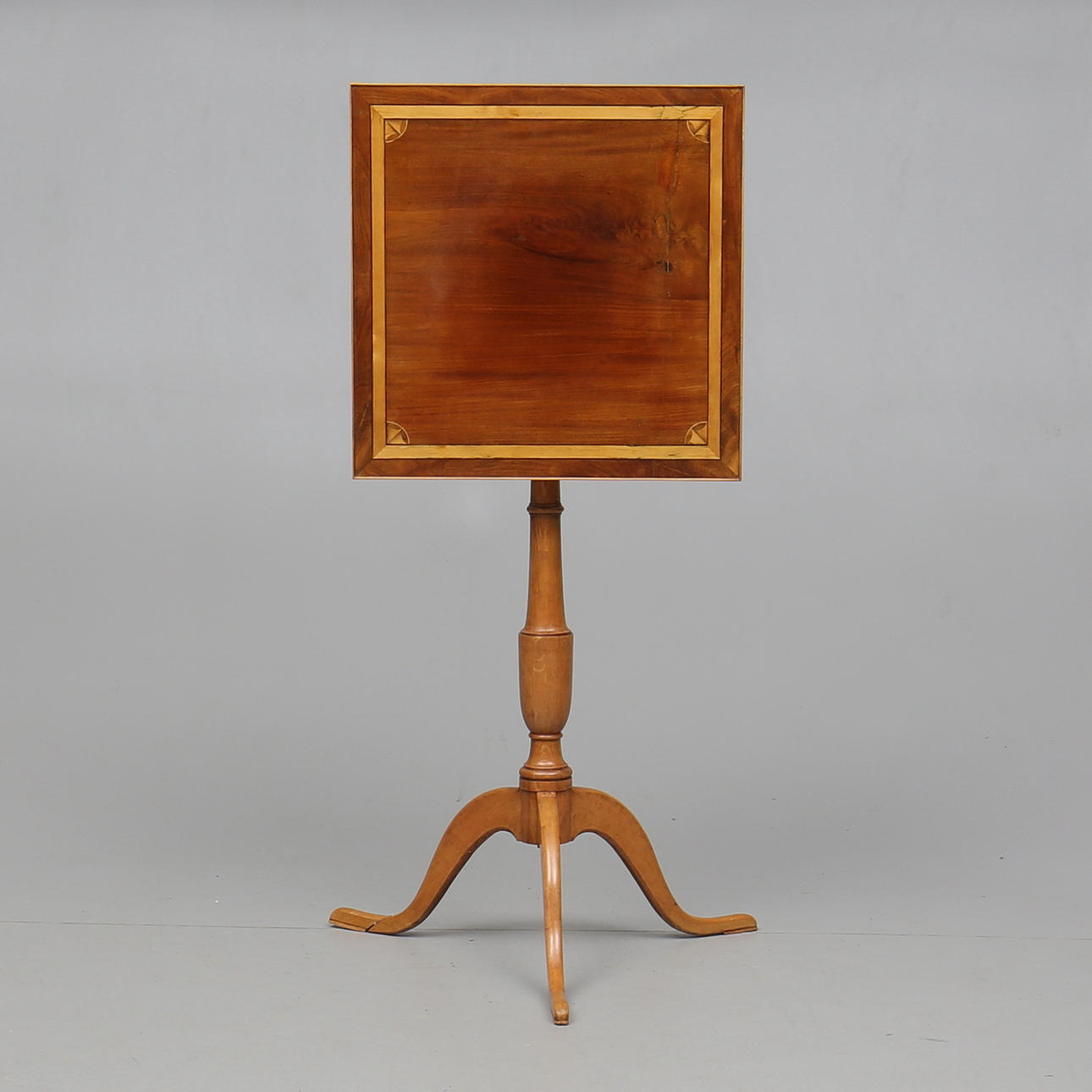 PELARBORD/ FÄLLBORD med intarsia, 1900-talets första del.