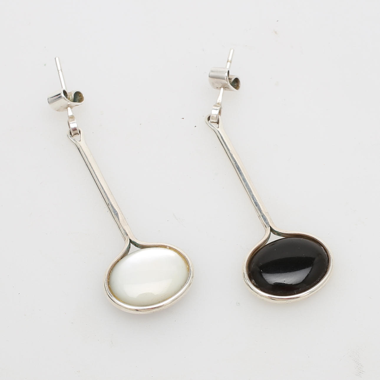 ÖRHÄNGEN, ett par, silver, "Day and Night", Vivianna Torun Bülow Hübe, Nationalmuseum Stockholm.