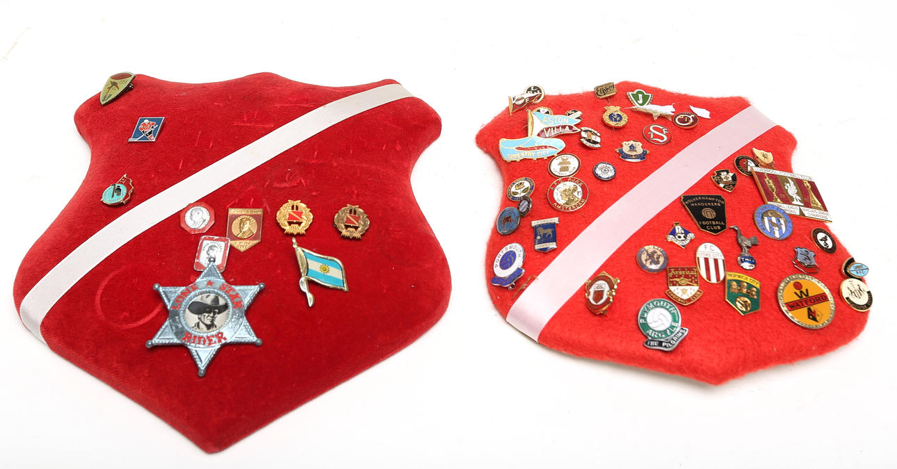 BADGEBRÆTTER, 2 stk, med nåle/badges.