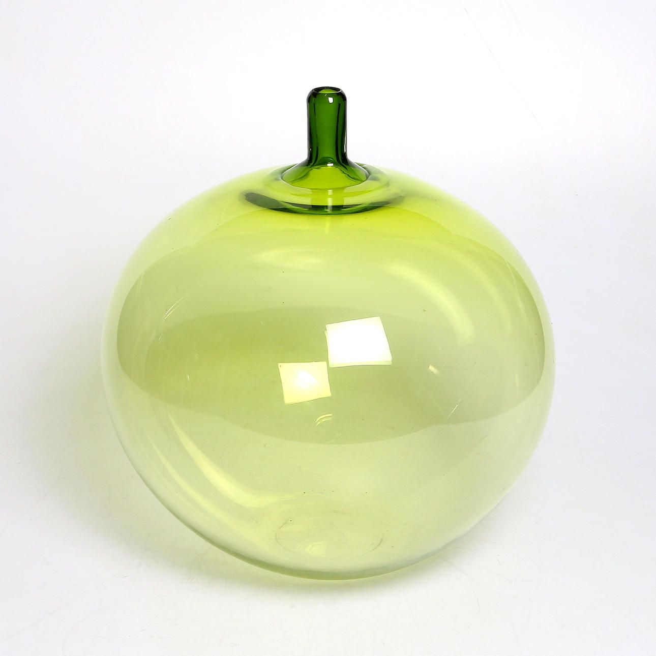 INGEBORG LUNDIN. Vas, glas, "Äpplet", märkt Expo Du 32 -57 och signerad. Orrefors. Höjd 37 cm.