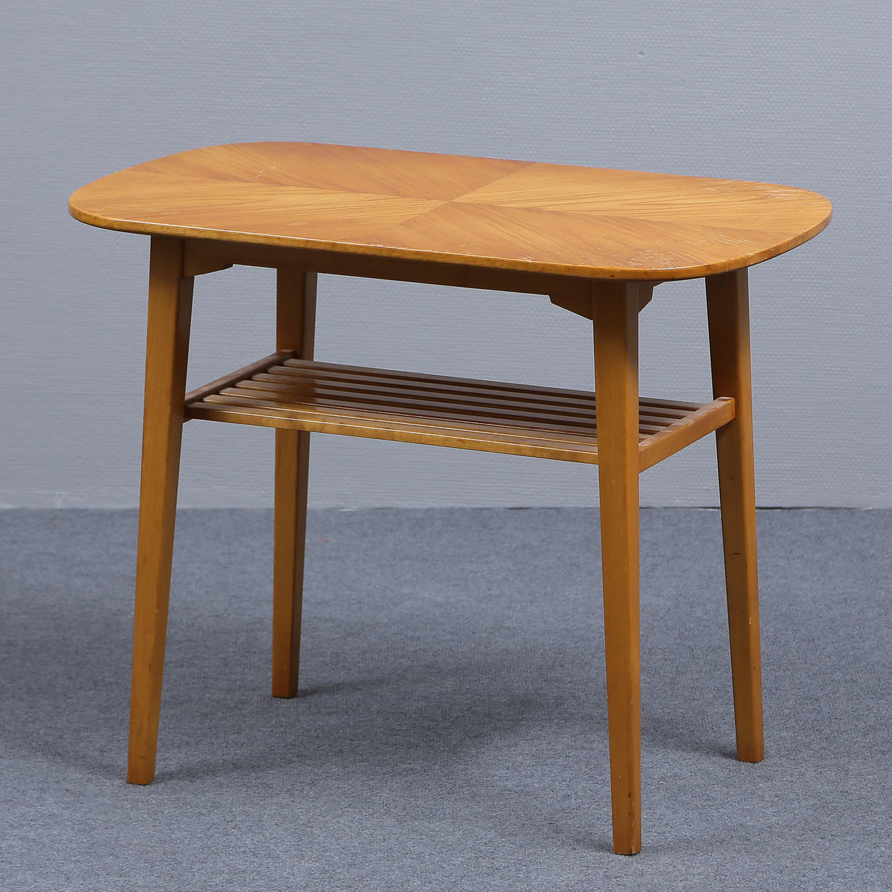 MESA CON REVISTERO, OLMO, 1940/1950.