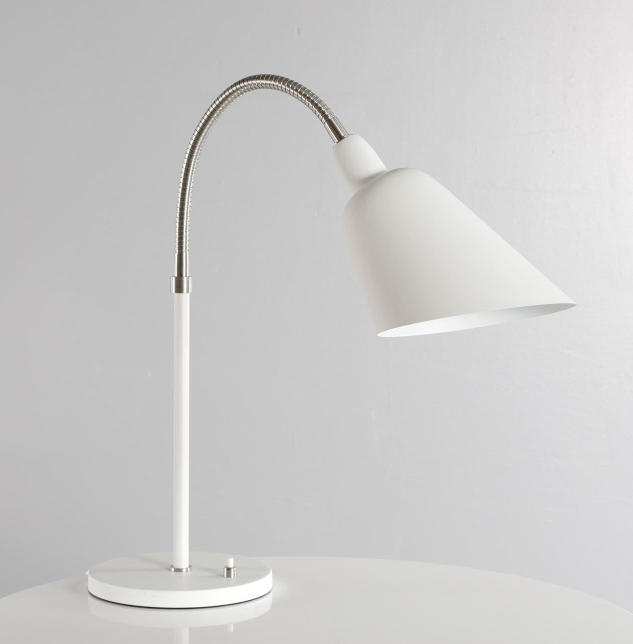ARNE JACOBSEN. Bordlampe „Bellevue AJ8", &Tradition, Danmark.