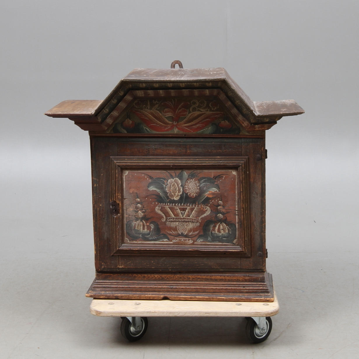 HÄNGSKÅP, allmoge, daterat 1782.