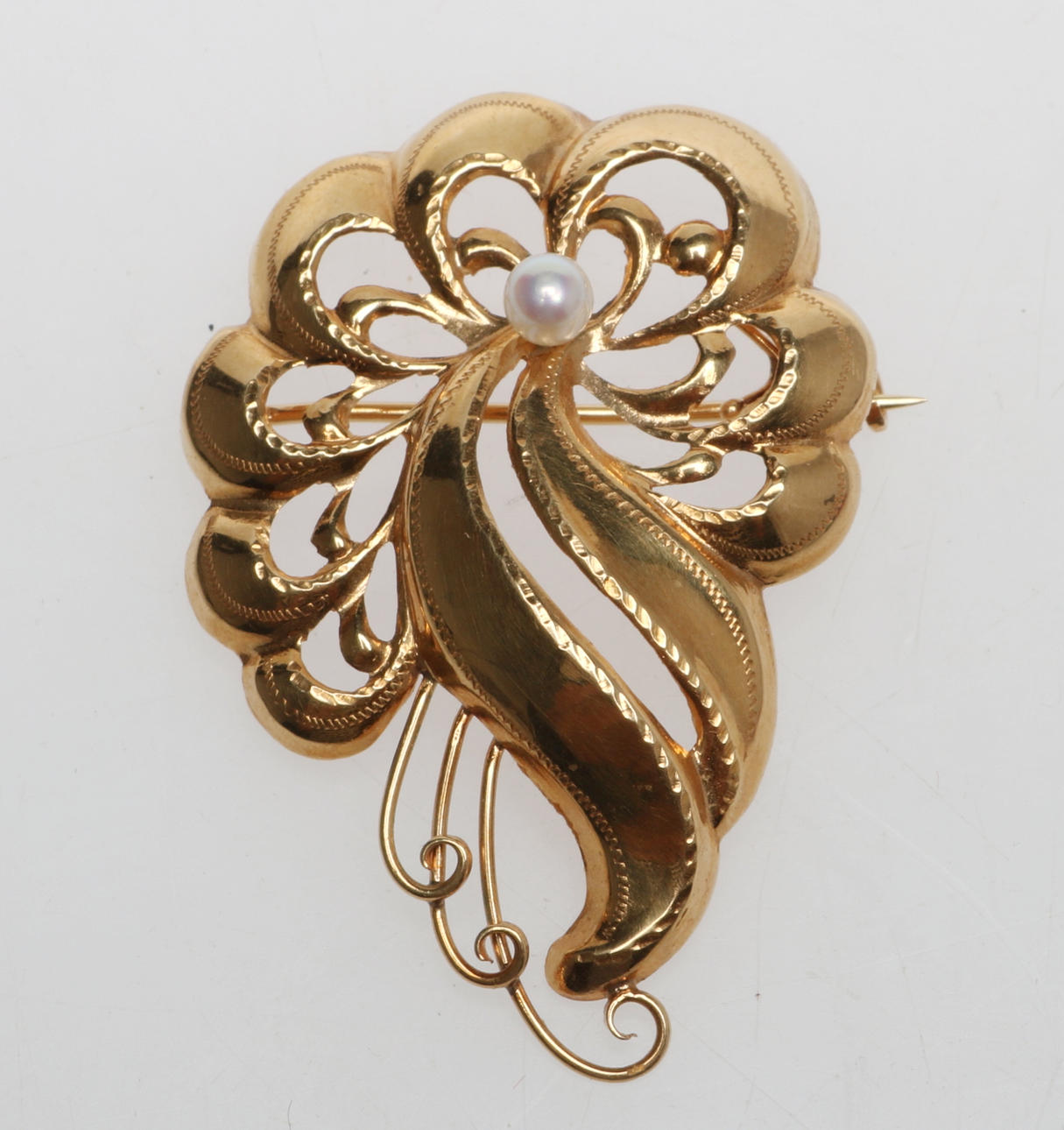 BROSCH MED PÄRLA, 18 K guld, vikt 4,13 gram.
