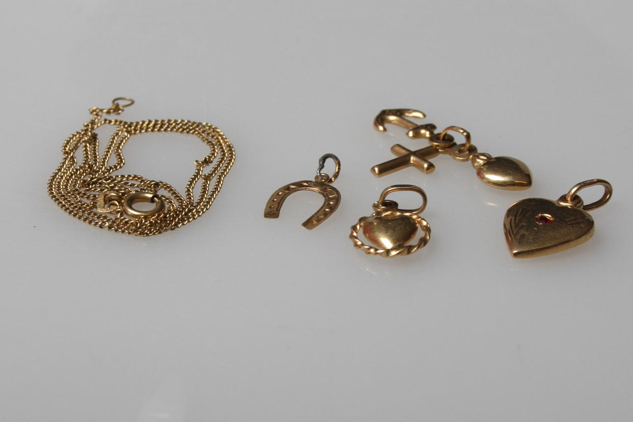 BERLOCKER, 4 st, samt KEDJA, 18k, guld , 5 gram.