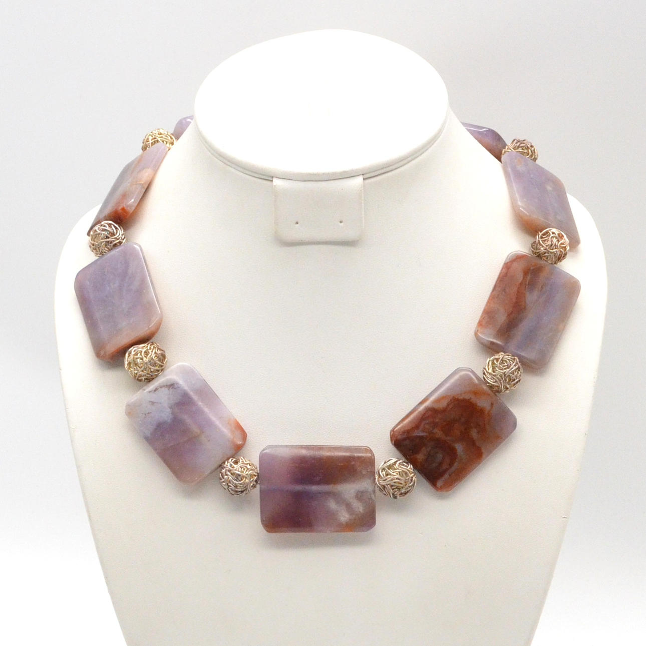 DESIGNER NECKLACE MADE OF AGATE, RECTANGULAR BEADS, SILVER-PLATED WIRE BALL BEADS, 20TH CENTURY, CA. 52 CM.