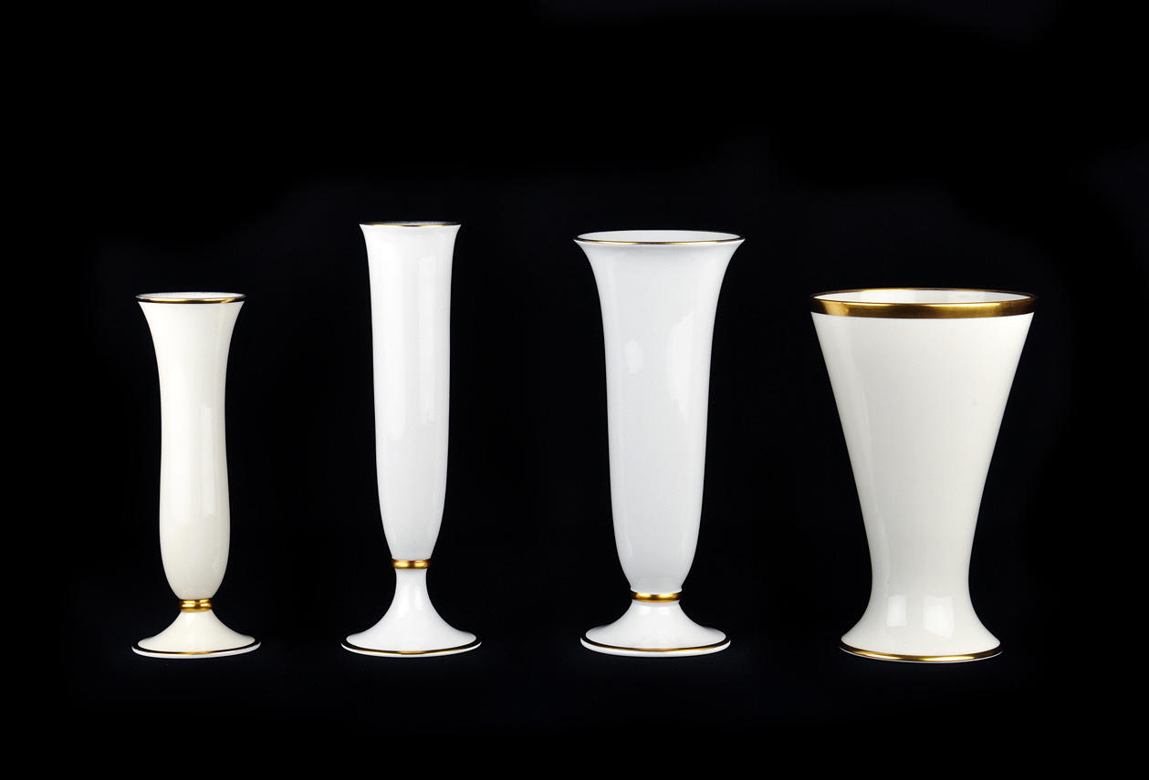 ROSENTHAL, HUTSCHENREUTHER, FÜRSTENBERG. 4 cylindrig vaser. Elfenben och vitt med guld trim.