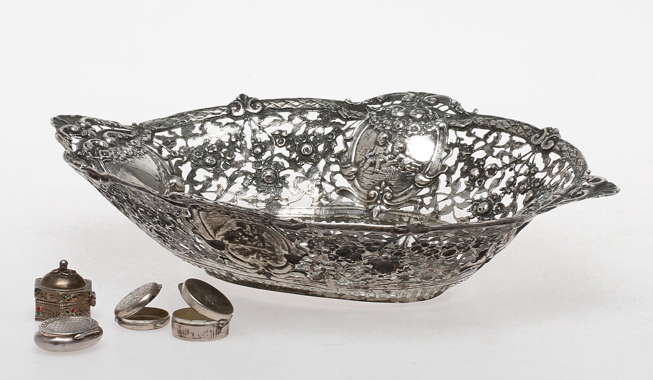SKÅL samt DOSOR 4 st, silver, 1900-tal. Tot vikt 488 gram.